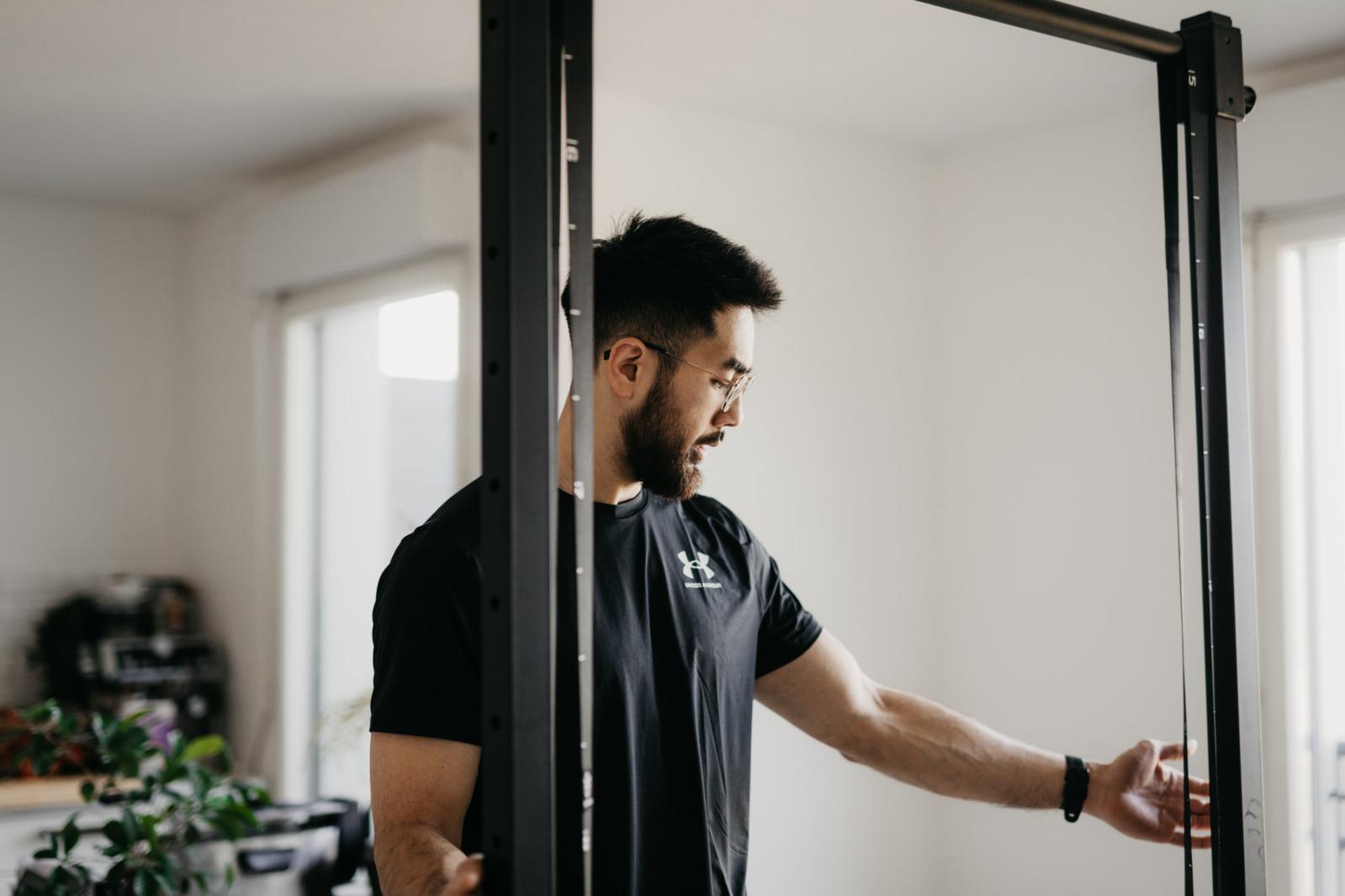 Boris Phuong, coach sportif, pendant une séance à domicile
